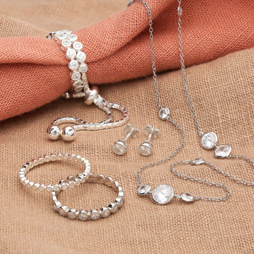 Put Your Claws Away: The Rise of Rub Over Jewellery